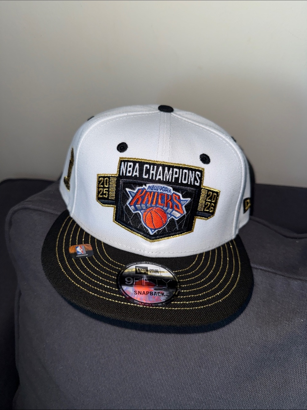 New York Knicks White & Black NBA Champions 2025 2026 Snapback Hat new era